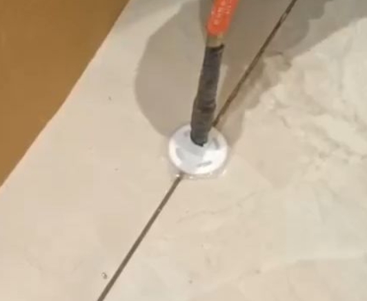 崇川瓷砖空鼓维修公司专业解答瓷砖在铺贴过程中，如果没有涂抹均匀到位的粘结材料（如水泥砂浆或瓷砖胶），可能会导致以下问题